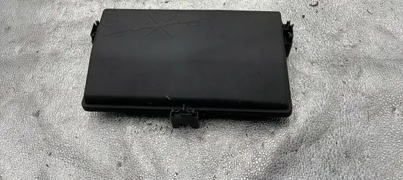 Opel Insignia A Fuse box cover 13222784