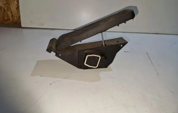 Mercedes-Benz C W204 Accelerator throttle pedal A2043000004