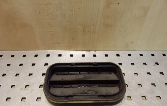 Volkswagen Touareg I Quarter panel pressure vent 7L0819181