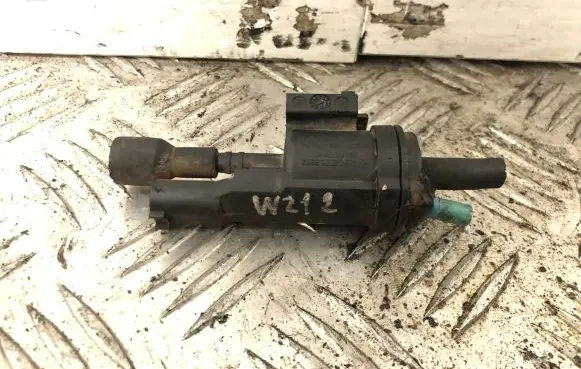 Mercedes-Benz E W212 Engine mount vacuum valve A0025407097