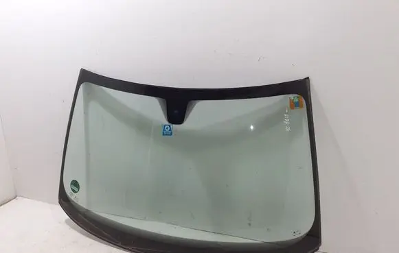 Volvo XC70 Front windscreen/windshield window 31217007