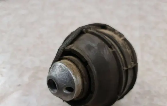 Volvo V70 Engine mount bracket