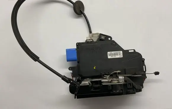 Skoda Octavia Mk2 (1Z) Rear door lock 7L0839015D