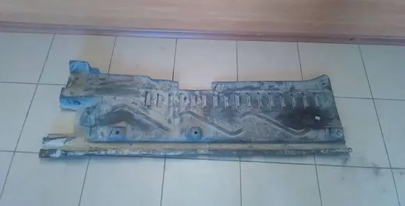 Center/middle under tray cover