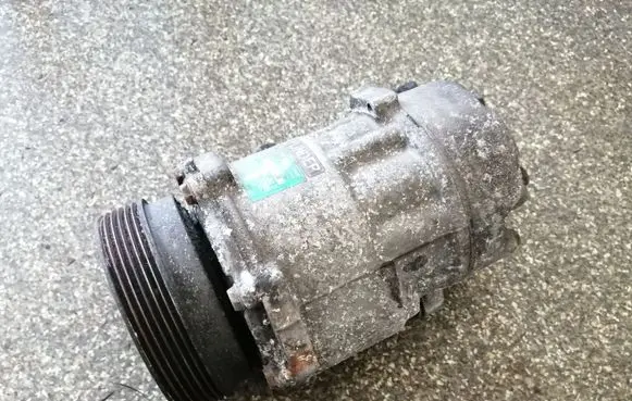 Volkswagen PASSAT B4 Air conditioning (A/C) compressor (pump) 1H0820803D