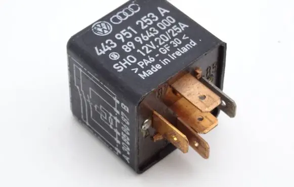 Volkswagen PASSAT B5 Other relay 443951253A