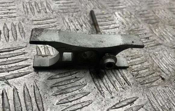 Audi Q3 8U Fuel Injector clamp holder 04L216