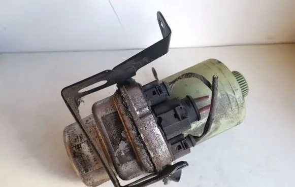 Volkswagen Polo Power steering pump 6Q0423156S