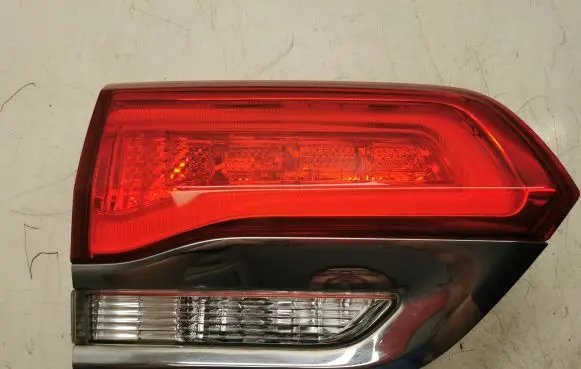 Jeep Grand Cherokee Tailgate rear/tail lights P68110047AC