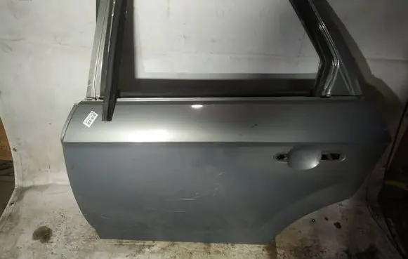 Ford Mondeo Mk III Rear door pilkos