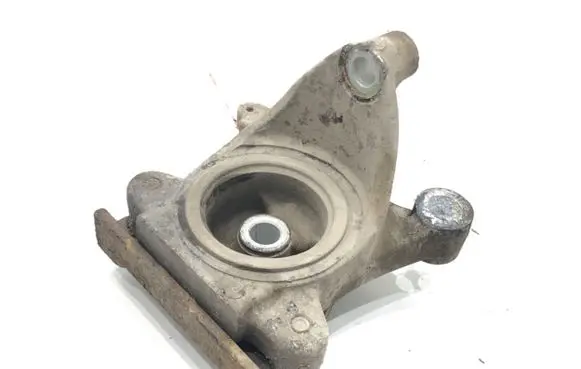 Engine mount vacuum valve