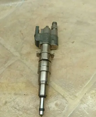BMW 5 F10 F11 Fuel injector 7589048 10181010