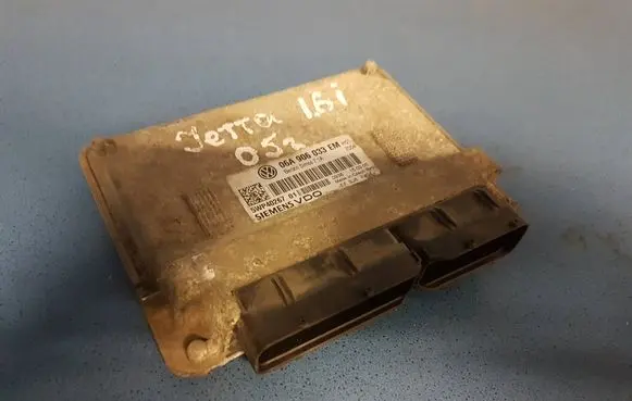 Volkswagen Golf V Engine control unit/module 06A906033EM 5WP4026701