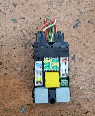 Citroen C4 II Picasso Fuse module V3320479816080854