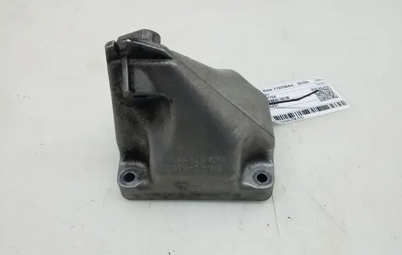 Mercedes-Benz CLS C219 Engine mounting bracket A2722231704