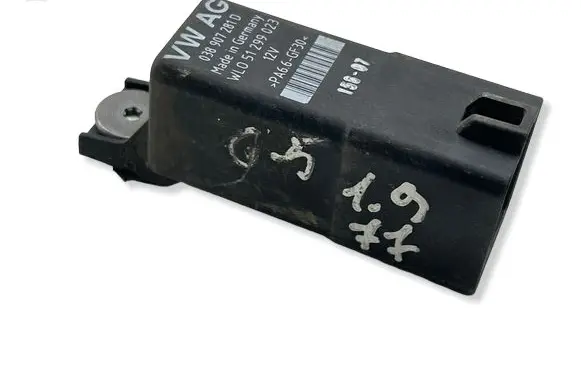 Volkswagen Golf V Glow plug pre-heat relay 038907281D 51299023