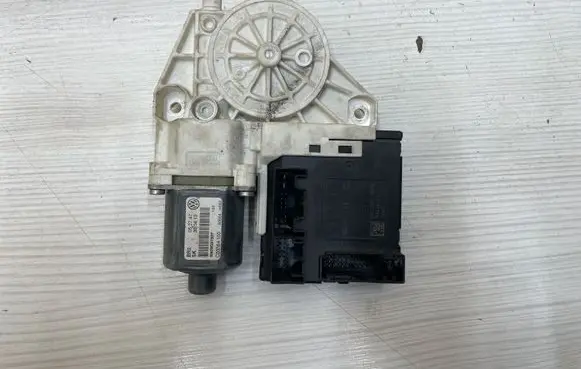 Volkswagen Tiguan Front door window regulator motor 5N0959702F