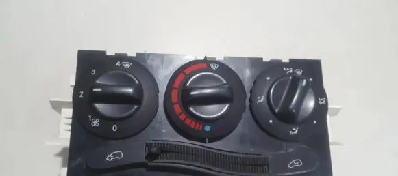 Mercedes-Benz A W168 Climate control unit 1688300385 Q093998