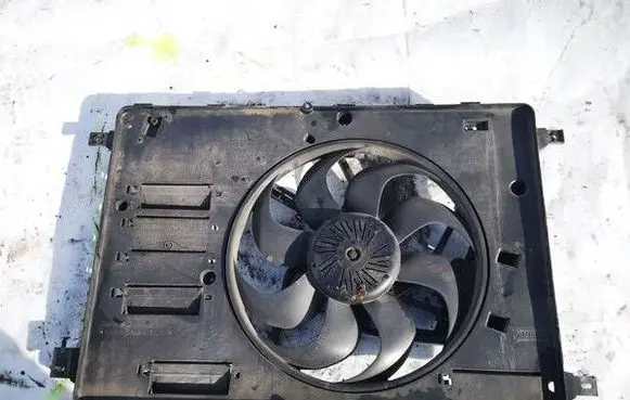 Volvo V70 Radiator cooling fan shroud P31293778