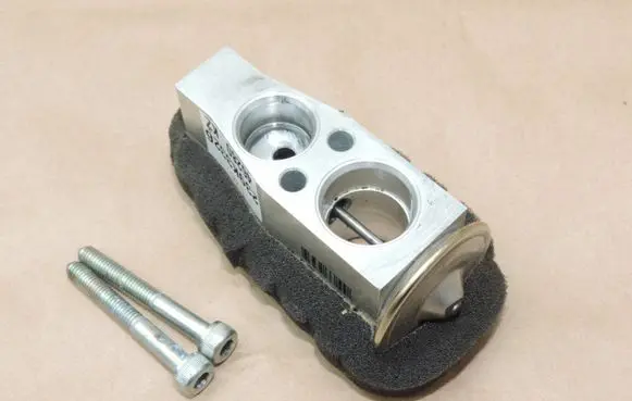 Toyota Avensis T270 Air conditioning (A/C) expansion valve