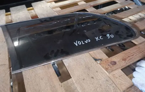 Volvo XC90 Rear side window