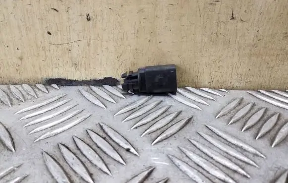 Volkswagen Tiguan Outside/exterior temperature sensor 8Z0820535