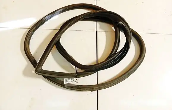 Chrysler Voyager Rubber seal front coupe door 