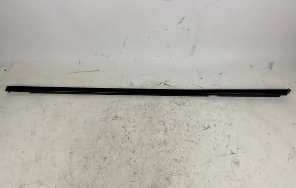 Porsche Macan (95B) Rubber seal front door window/glass 