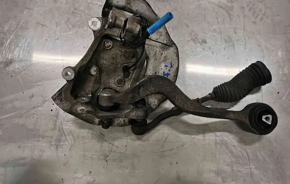 BMW 6 E63 E64 Front wheel hub spindle knuckle 6762017