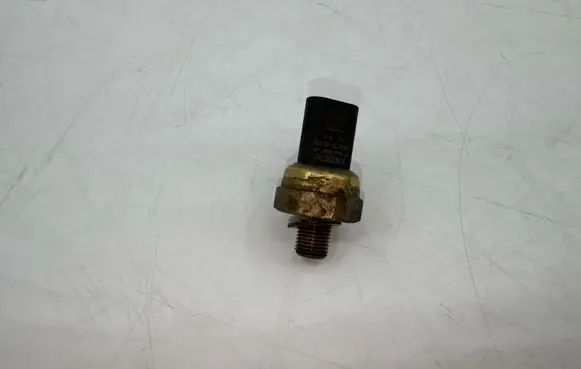 Audi A3 S3 8V Oil pressure sensor 04C906060C