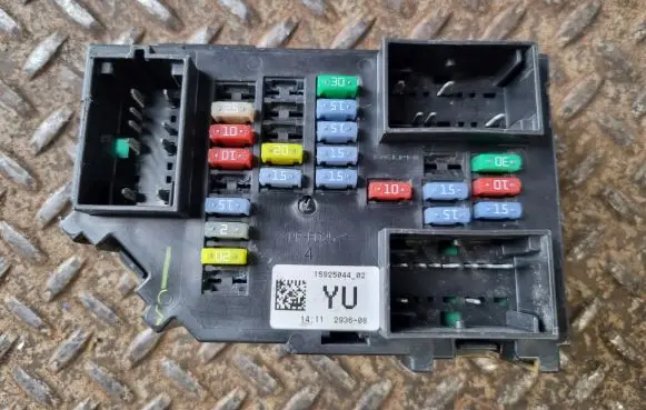 Cadillac Escalade Fuse module 15925044