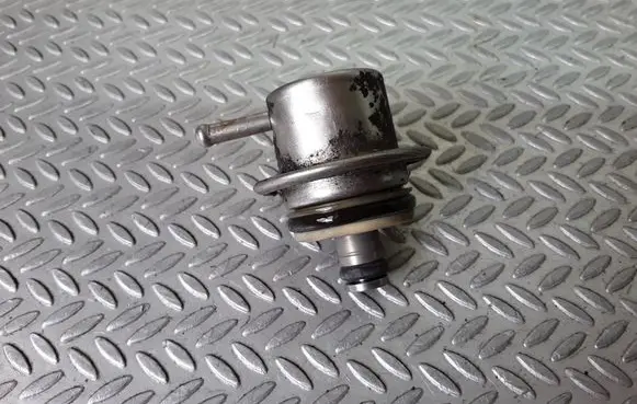Renault Espace III Fuel pressure regulator 