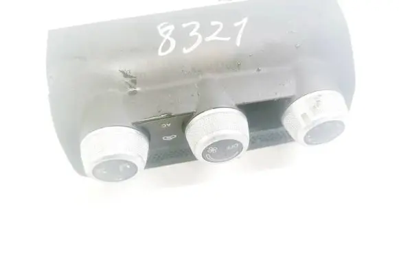 Audi A1 Climate control unit 8X0820043B