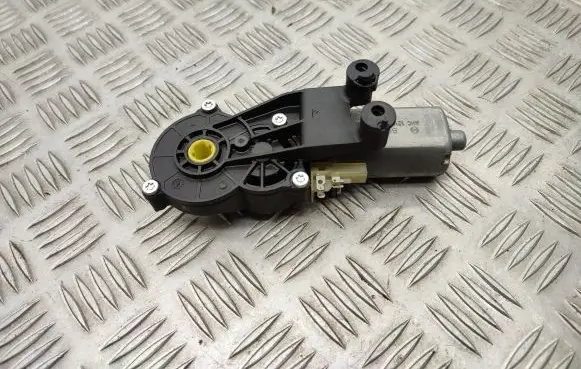 Mercedes-Benz E W212 Seat adjustment motor P10725602 0390203325