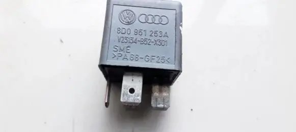 Volkswagen PASSAT B5 Other relay 8D0951253A