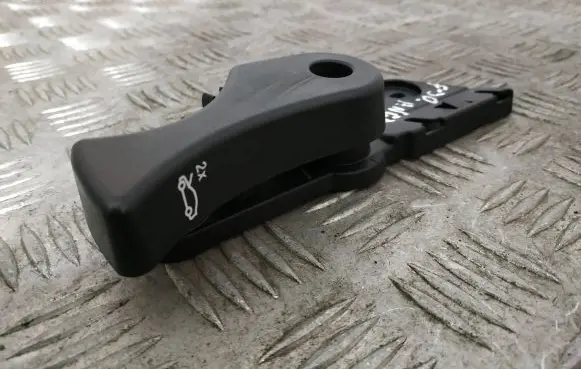 Engine bonnet (hood) release handle