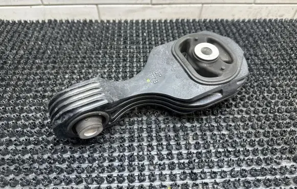 Honda Jazz IV GR Engine mount bracket UPT7B