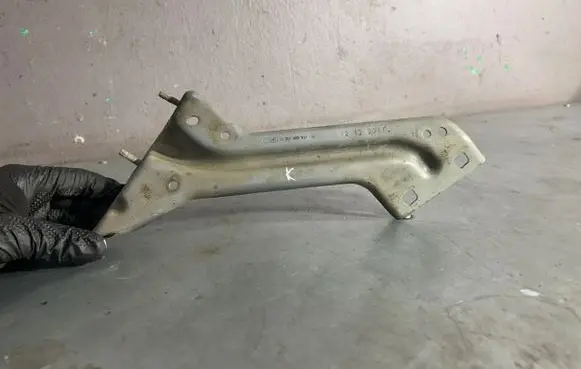 Audi Q5 SQ5 Fender mounting bracket 8R0821135