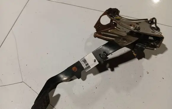 Toyota Avensis T250 Clutch pedal 