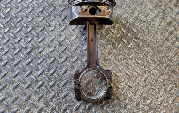 Cadillac Escalade Piston with connecting rod
