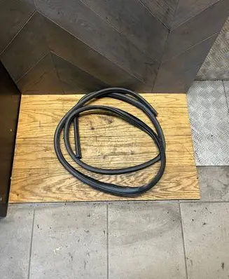 Nissan Note (E11) Rear door rubber seal (on body) 