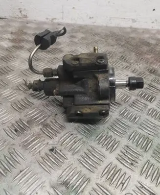 BMW 5 E39 Fuel injection high pressure pump 7787563 0445010009