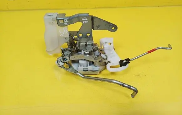 Peugeot 107 Front door lock 
