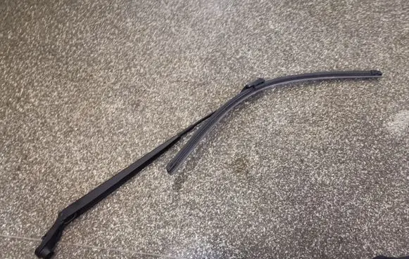 Buick Encore I Front wiper blade arm