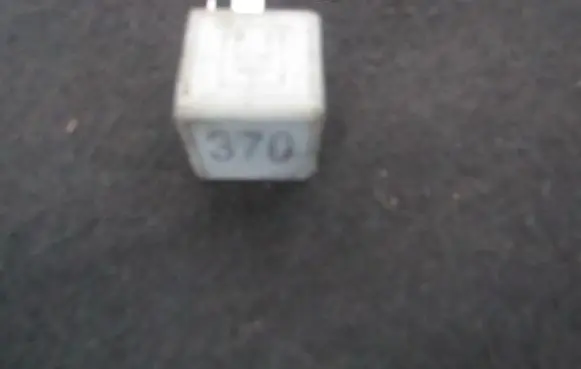 Volkswagen PASSAT B5 Other relay 8d0951253 v23134-j52-x300
