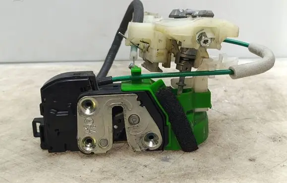 Hyundai i40 Front door lock 813103Z000