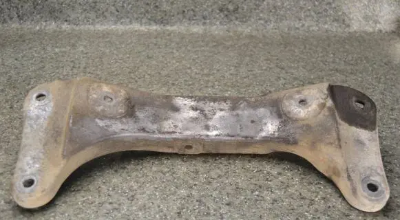 BMW 5 E39 Engine mounting bracket 1096106