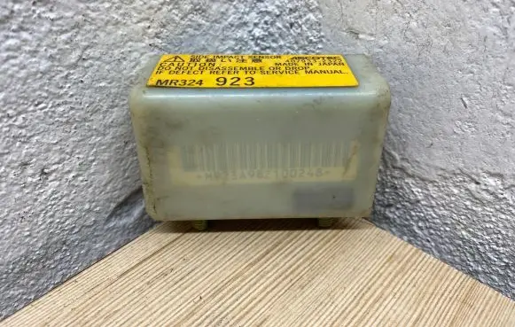 Mitsubishi Space Wagon Airbag deployment crash/impact sensor MR324923 4079332322