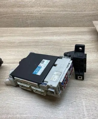 Toyota Prius+ (ZVW40) Fuse module 8922147381 8273047520