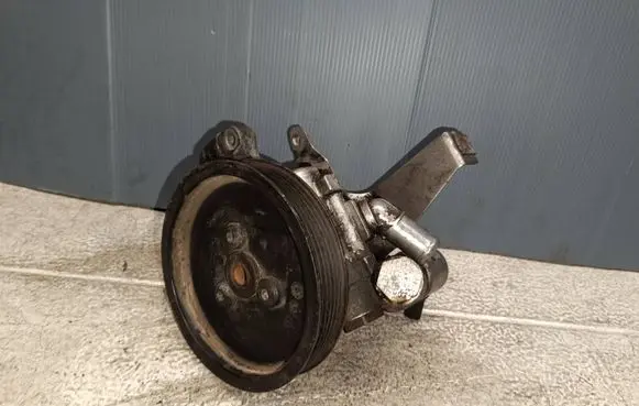 BMW 5 E60 E61 Power steering pump 7787106
